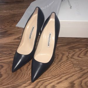 Sold! Manolo Blahnik navy pump 38.5